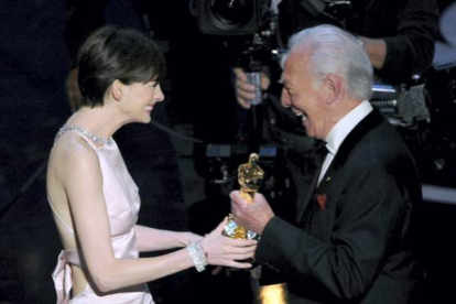 Anne Hathaway recibe el Oscar de manos de Christopher Plummer. Chris Pizzello | AP