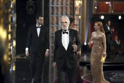 El director de cine Michael Haneke deja el escenario tras recibir el Oscar por su película 'Amor'. Matt Sayles | AP