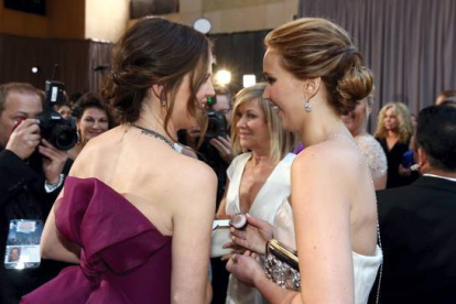 Jennifer Garner (izquierda) y Jennifer Lawrence charlan durante la gala de los Oscar. Matt Sayles | AP