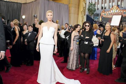 Charlize Theron, enfundada en un espectacular vestido de Dior. LUCY NICHOLSON | REUTERS