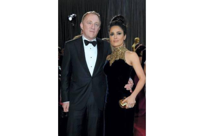 Salma Hayek posa con su marido, Francois-Henry Pinault, en la alfombra roja. VALERIE MACON | AFP