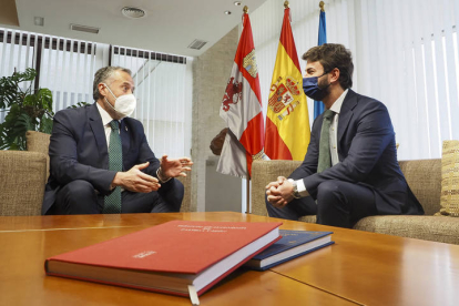 El presidente de las Cortes de Castilla y León, Carlos Pollán (i), se reúne con el procurador de VOX, Juan García-Gallardo, en el marco de la ronda de contactos que mantiene con los grupos parlamentarios previa a la sesión de investidura. R. GARCÍA