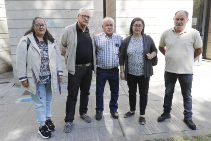 La alcaldesa de Castropodame y los concejales del equipo de gobierno, ayer. L. DE LA MATA