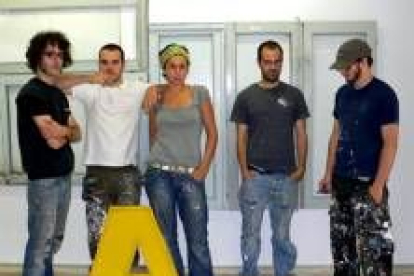 De izquierda a derecha, San, Sixe Art, Nuria, Nano y El Tono posan con una «A» de artistas