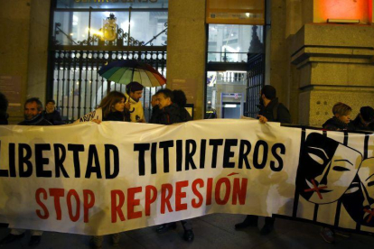 Una de las concentraciones convocadas en Madrid para pedir la retirada de los cargos a los dos titiriteros detenidos.