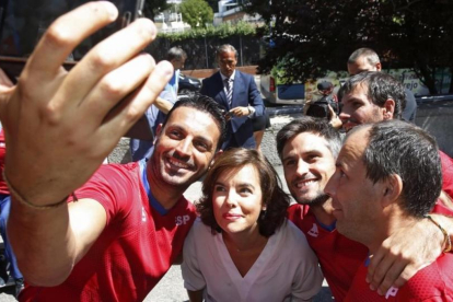 La vicepresidenta del gobierno Soraya Saenz de Santamaria se hace un selfie con deportistas paralímpicos.
