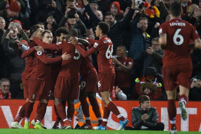 Los jugadores del Liverpool celebran el cuarto gol al Arsenal, obra de Salah, al filo del descanso.