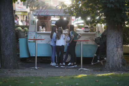Food trucks en la edición del come y calle de las fiestas de San Froilán 2019. RAMIRO