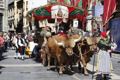 Desfile de pendones y carros engalanados durante la celebración de las fiestas de San Froilán de otro año. RAMIRO