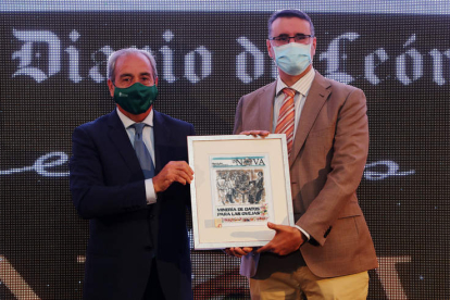 El director general de Caja Rural, Cipriano García, entrega el premio a Manuel Castejón. ramiro /Marciano Pérez