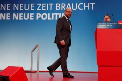 Schulz inspecciona la sala de convenciones donde se celebrará el congreso del SPD bajo el eslogan Nuevos tiempos necesitan nuevas políticas, en Bonn, el 20 de enero.