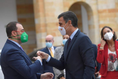 Pedro Sánchez saluda al presidente del Principado, Adrián Barbón, ayer en Asturias. ELOY ALONSO