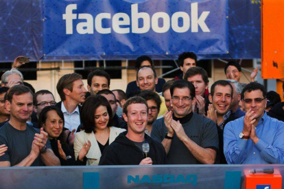 Mark Zuckerberg junto a otro de los fundadores de Facebook, Robert Greifeld. Zef Nikolla