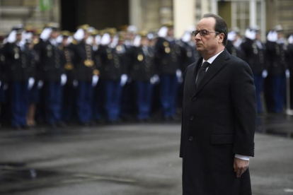 El presidente francés, François Hollande, rinde homenaje a las víctimas de los ataques terroristas en París, en el cuartel general de la Policía en la capital francesa.