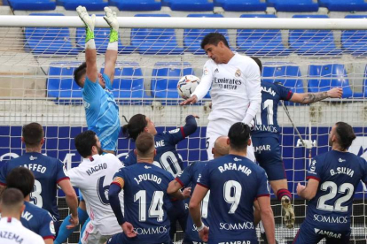 Raphael Varane consigue así el segundo gol del Real Madrid ante el Huesca. JAVIER CEBOLLADA