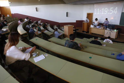 Una de las aulas de Derecho en Vegazana, durante el primer examen. FERNANDO OTERO