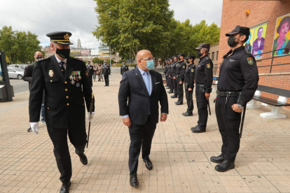 El comisario y el subdelegado del Gobierno, a su llegada a la Casa de la Cultura de Ponferrada. L. DE LA MATA