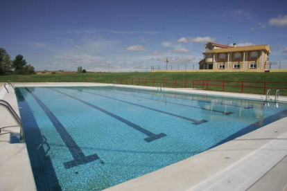 La piscina de Valdefresno dispone de una gran zona de pradería junto al Ayuntamiento. DL