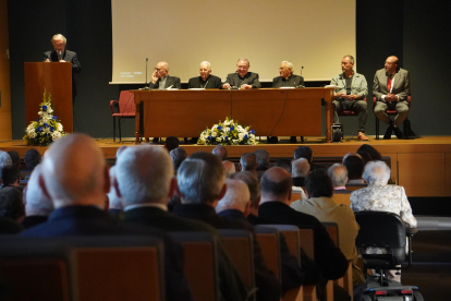El homenaje a los sacerdotes fue presidido por el obispo, Luis Ángel de las Heras. J. NOTARIO
