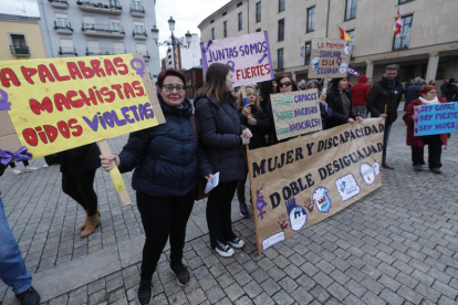 Las pancartas invadieron la plaza del Ayuntamiento. L. DE LA MATA