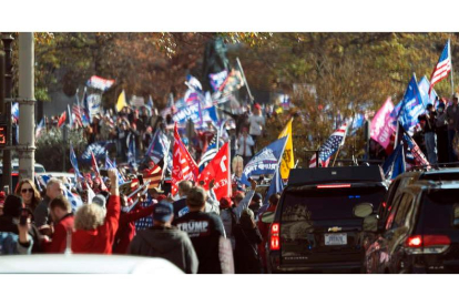 Imagen de la manifestación en defensa de Trump, ayer, En Washington. CHRIS KLEPONIS