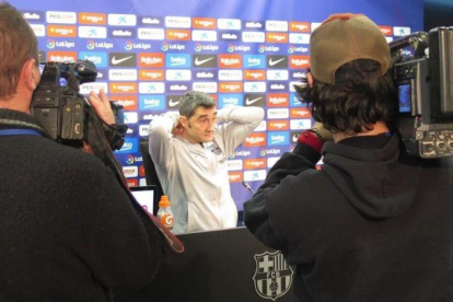 Ernesto Valverde se acomoda, hoy, en la sala de prensa de la Ciutat Esportiva Joan Gamper.