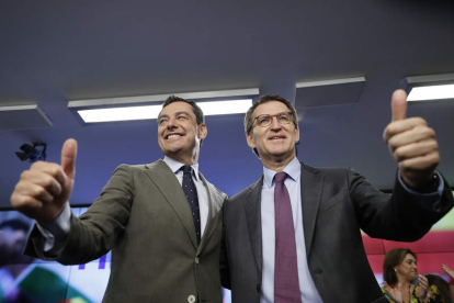 Juanma Moreno y Alberto Núñez Feijóo posan en la Junta Directiva Nacional del PP, ayer. EMILIO NARANJO