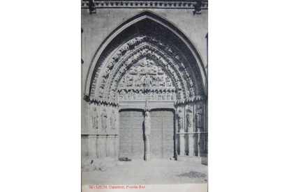 Imagen de la puerta sur de la Catedral con el niño acurrucado. WENCESLAO ÁLVAREZ OBLANCA