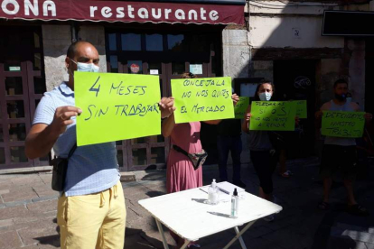 Los vendedores de la calle Plegaria volvieron a movilizarse ayer en la plaza San Martín. G. F.