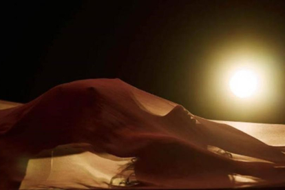 Rihanna, con transparencias, en el videoclip 'Kiss is better'.