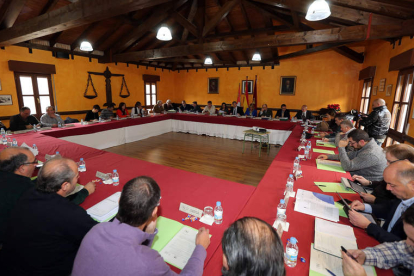 Las antiguas escuelas de Oseja de Sajambre acogieron ayer la reunión del Patronato de Picos.