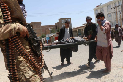 Lasfuerzas de seguridad de Afganistán trasladan a un militar herido en Herat. JALIL REZAYEE