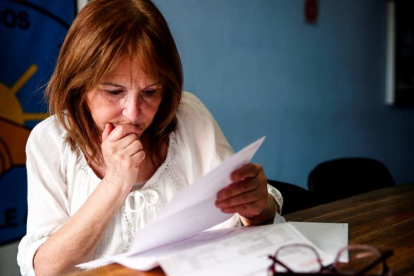 Una mujer analiza los papeles de la jubilación.