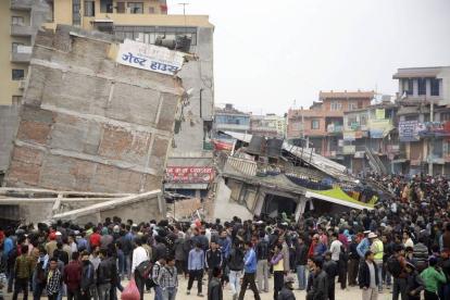 Un nuevo terremoto ha derribado más edificaciones en la capital de Nepal