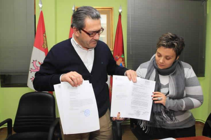 Adolfo Canedo y Manuela Sernández muestran los comunicados enviados a Fenosa.