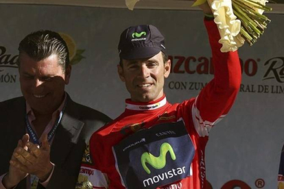 Valverde celebra en el podio de Fuengirola su tercera victoria consecutiva en la general de la Vuelta a Andalucía.