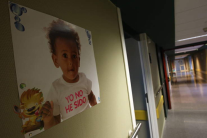 Un cartel en la planta del Pediatría del Hospital de León.