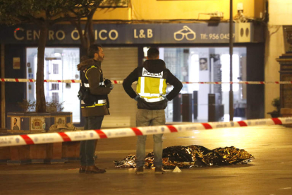 El asesinado yace bajo una manta térmica en la Plaza Alta de Algeciras. A.CARRASCO RAGEL