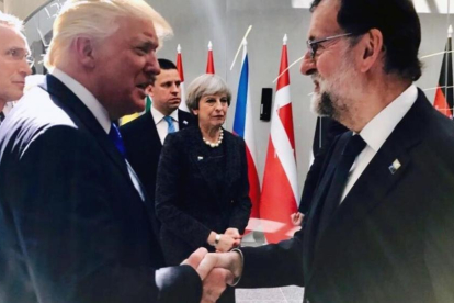 Donald Trump y Mariano Rajoy se saludaron en la cumbre de la OTAN de Bruselas, el pasado mes de mayo.