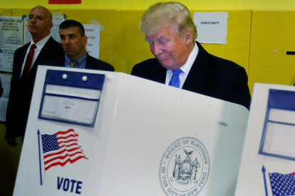 Donald Trump vota en la jornada electoral.
