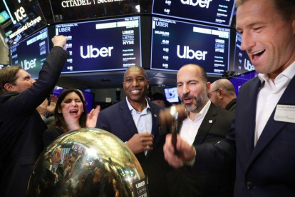 El cofundador de Uber Ryan Graves (derecha), junto al consejero delegado, Kara Khosrowshahi, ante la campana de la Bolsa de Nueva York, en el inicio de la cotización.