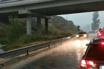 La carretera N-121 ha tenido que ser cortada al tráfico a la altura de Pueyo como consecuencia de las intensas tormentas que se están registrando en la zona.