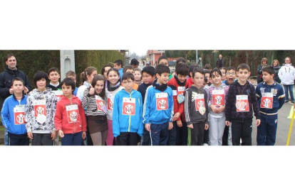 Algunos de los alumnos del CRA Ramón y Cajal, que participaron en la carrera solidaria, posan en la línea de salida.