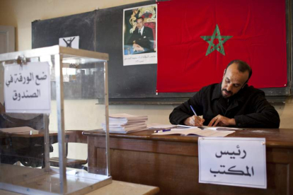 Un encargado de un colegio electoral en el centro de Rabat, Marruecos, el pasado viernes.
