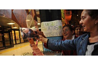 Ciudadanos argentinos expresan su apoyo a Kirchner a las puertas de la clínica Favaloro, esta madrugada en Buenos Aires.