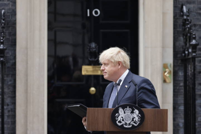 Boris Johnson anuncia su dimisión como primer ministro británico. TOLGA AKMEN