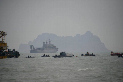 La guardia costera, en búsqueda de desaparecidos en los alrededores del lugar donde naufragó el buque surcoreano 'Sewol'