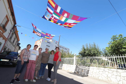 Parte del grupo de mujeres que tejieron banderas para decorar las calles de San Miguel. ANA F. BARREDO