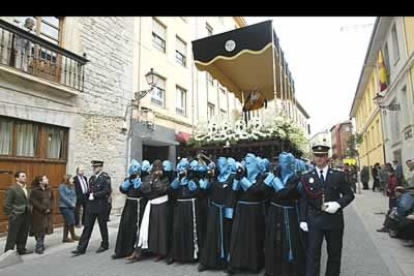 La procesión de las Bienaventuranzas, a su paso por una de las calles del Barrio Húmedo.