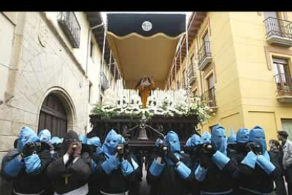 La cofradía encargada de procesionar estos pasos es de la del Santo Cristo de la Bienaventuranza.